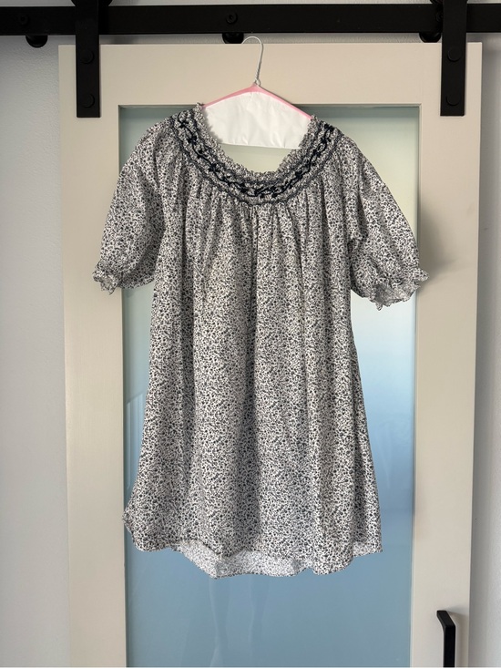 Doen Dresses & Skirts - Women’s blue & White Floral Smocked Neck Dress